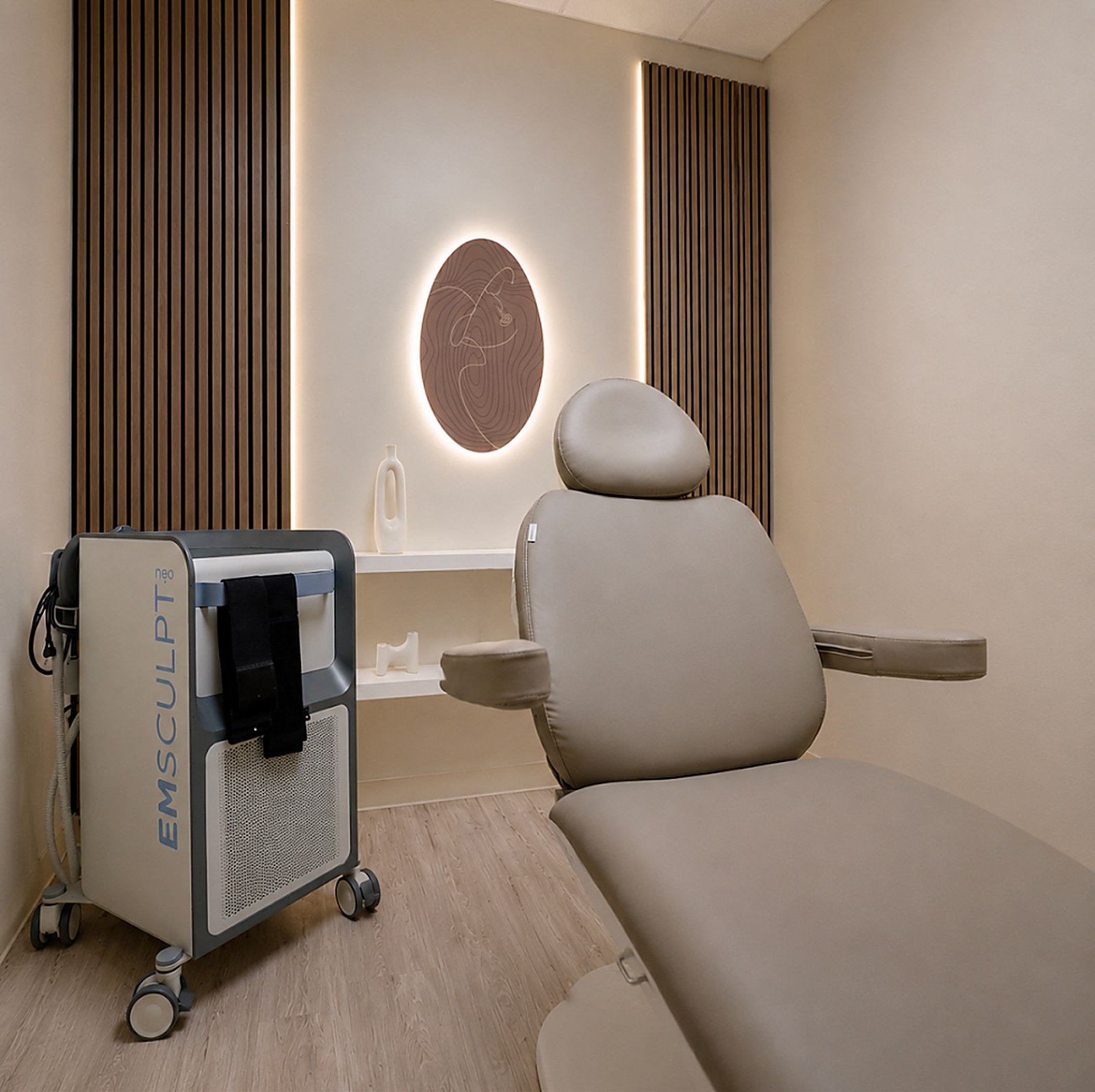 Behandlungszimmer mit Emsculpt-Neo-Geraet bei DK Aesthetics, Highland Park, Illinois